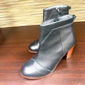 👞 Tom’s booties! Size 6! Perfect for fall 🍁